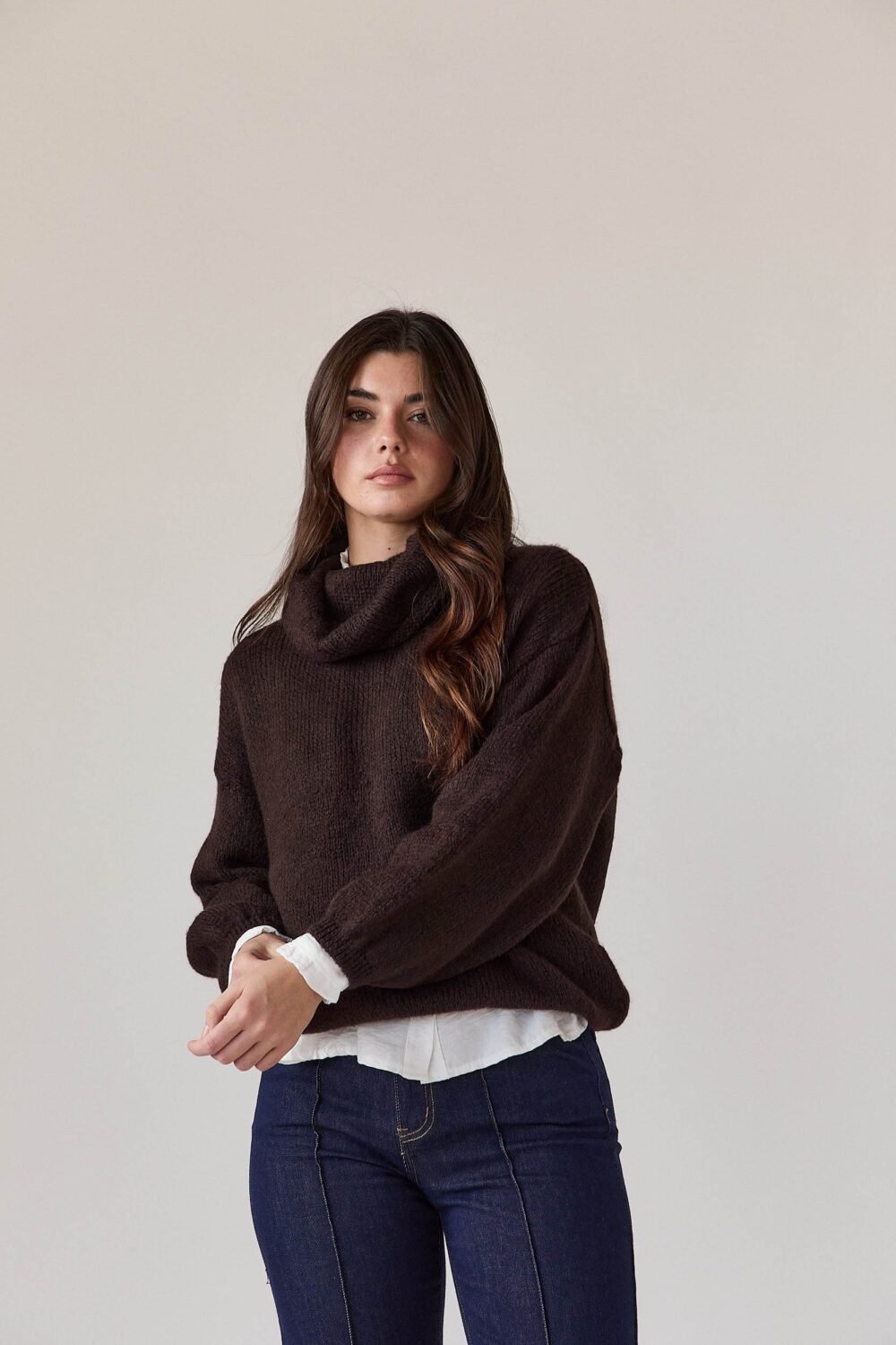 Jersey cuello vuelto canalé marrón