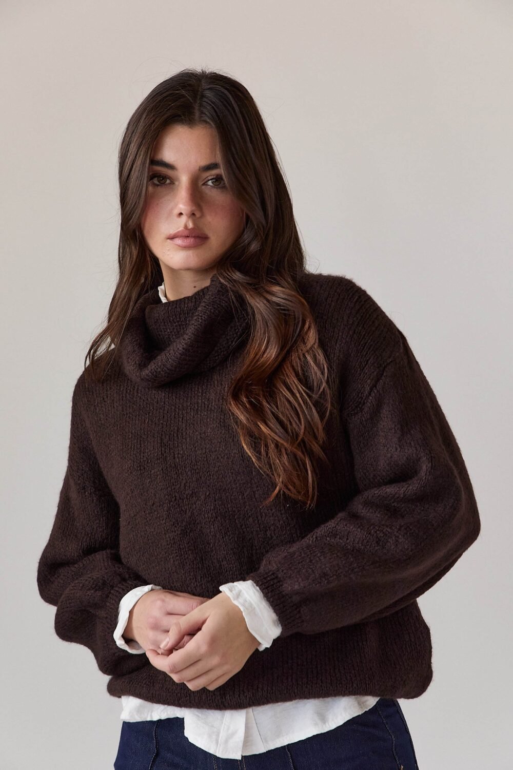 Jersey cuello vuelto canalé marrón
