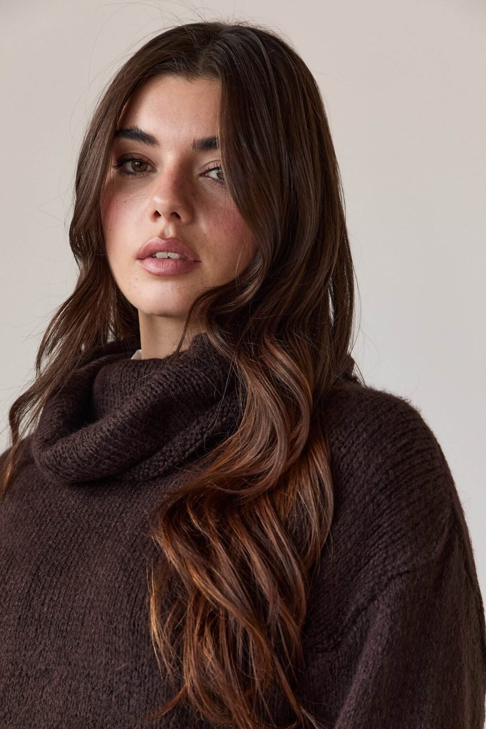 Jersey cuello vuelto canalé marrón