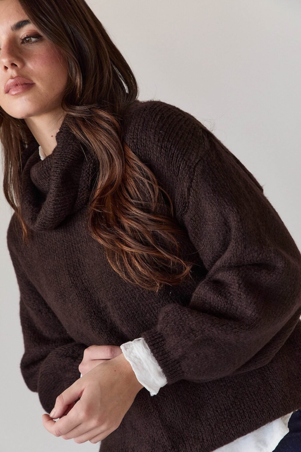 Jersey cuello vuelto canalé marrón