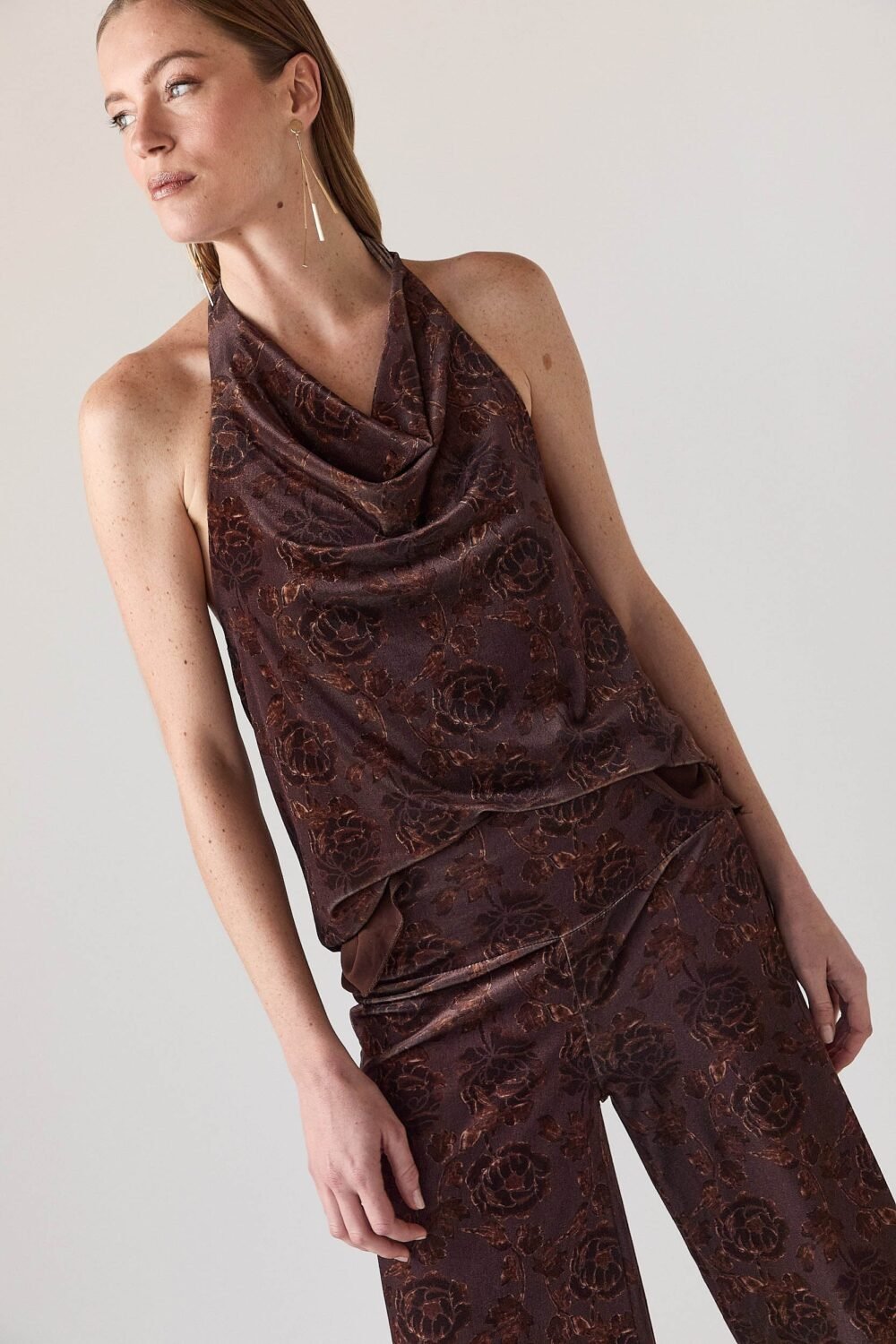 Pantalón terciopelo flores marrón