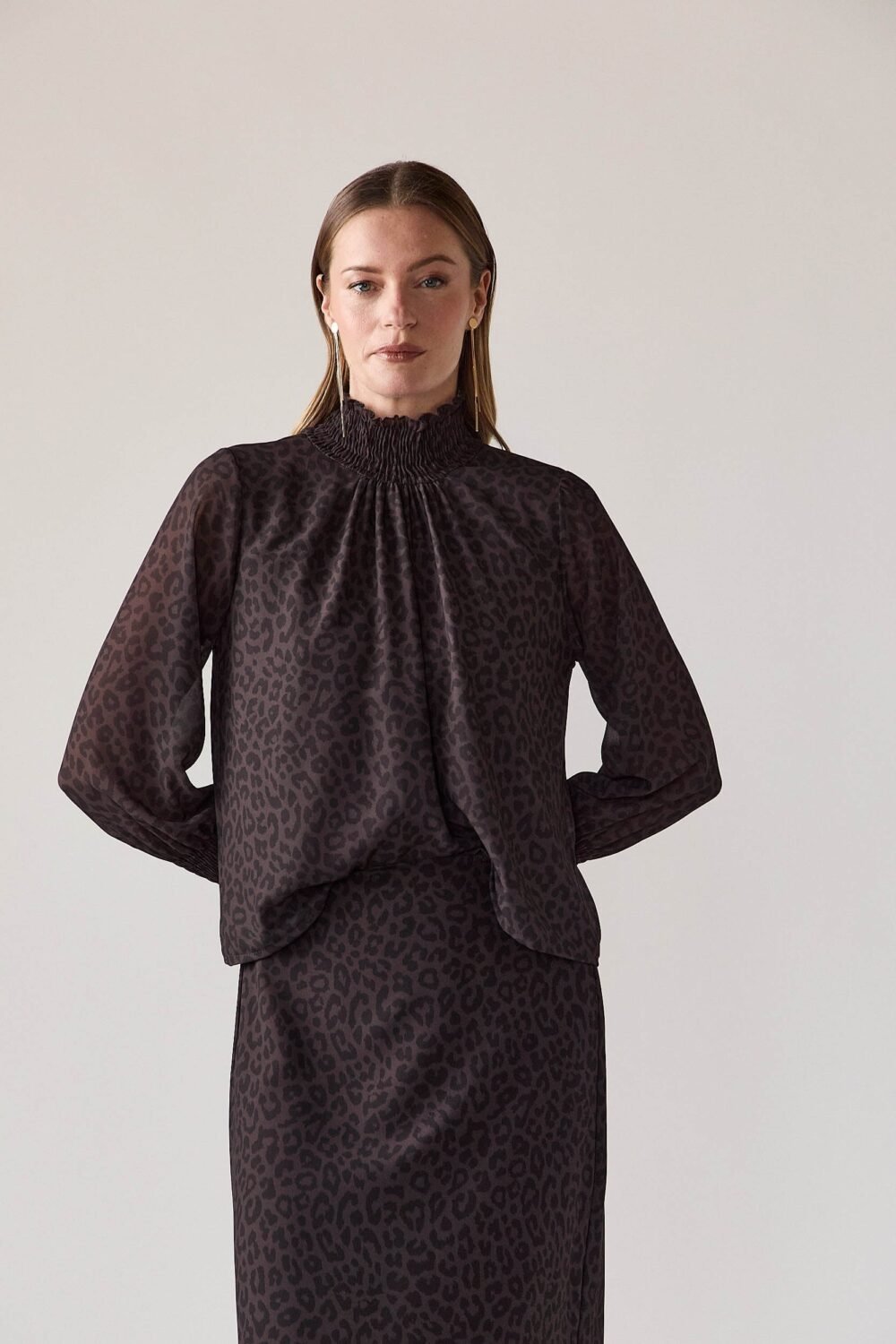 Blusa gomas gasa animal print marrón