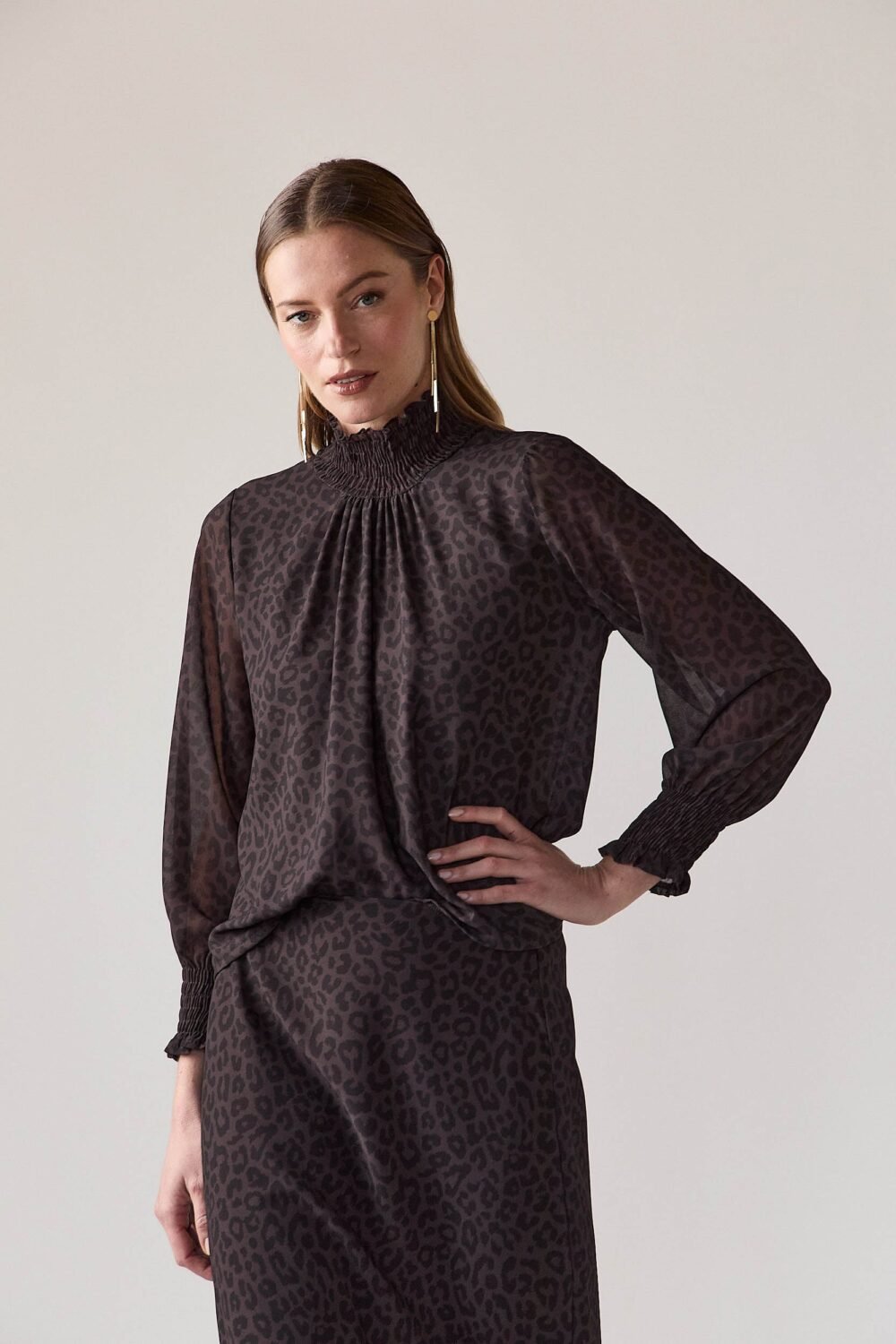 Blusa gomas gasa animal print marrón