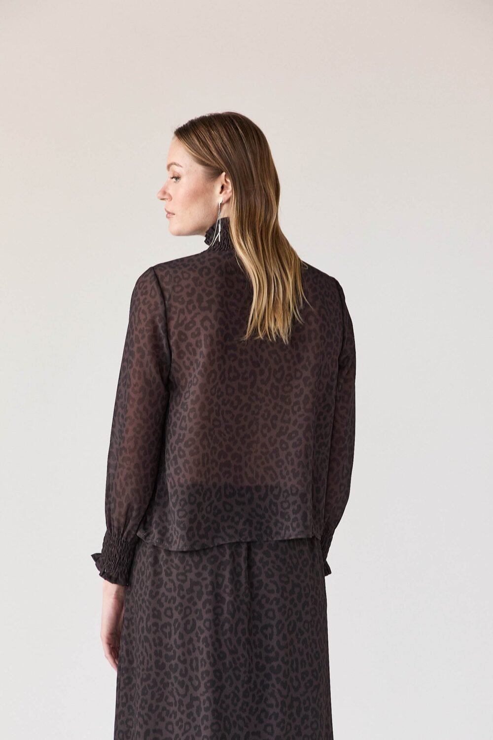 Blusa gomas gasa animal print marrón