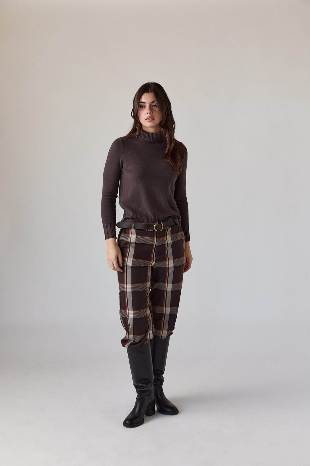 Jersey cuello vuelto canalé marrón