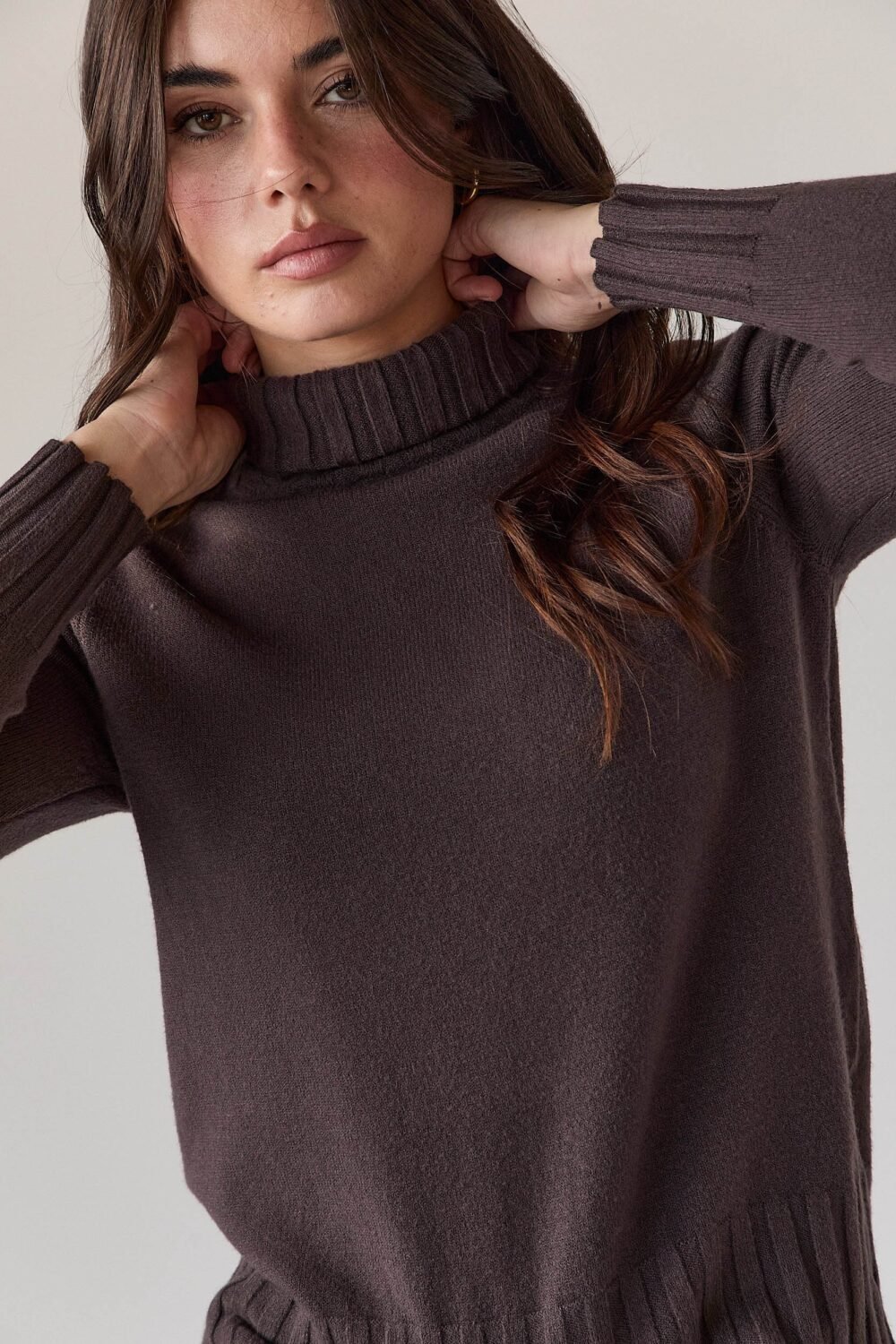 Jersey cuello vuelto canalé marrón
