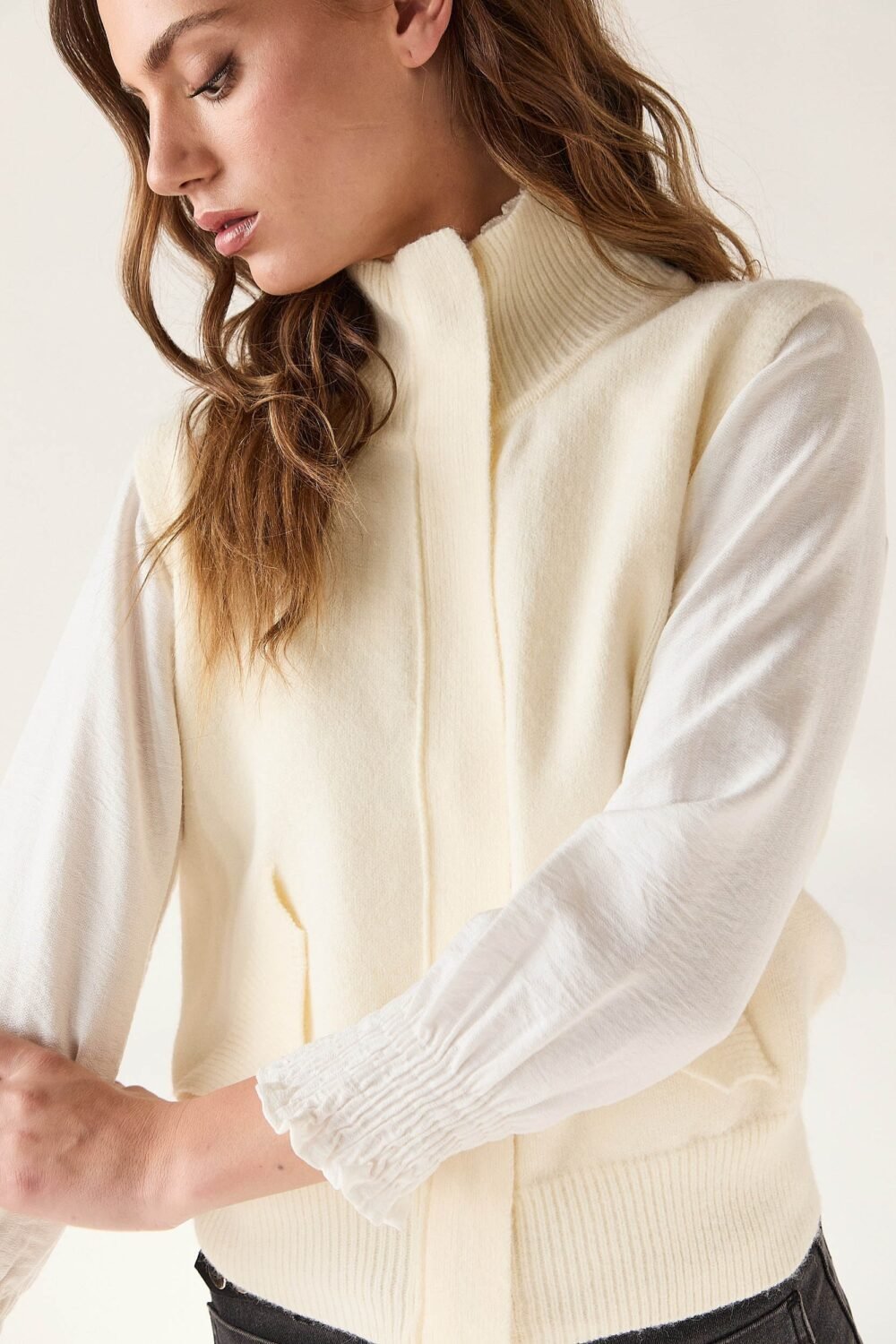 AB24185001-chaleco-cremallera-natural_4