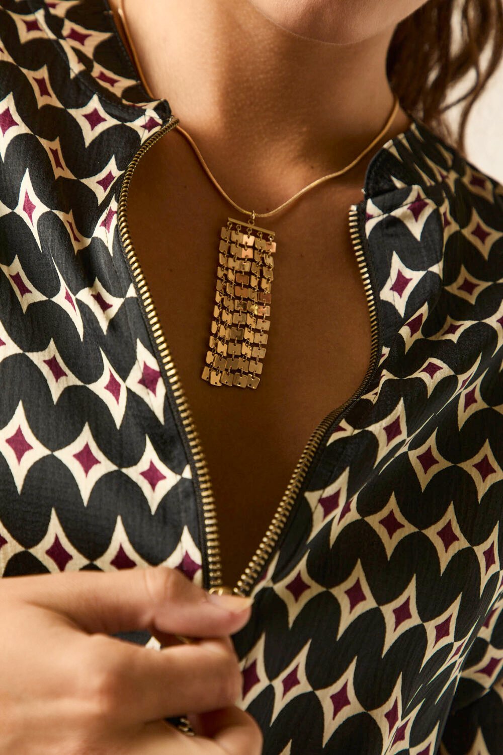 Collar colgante dorado rectangular