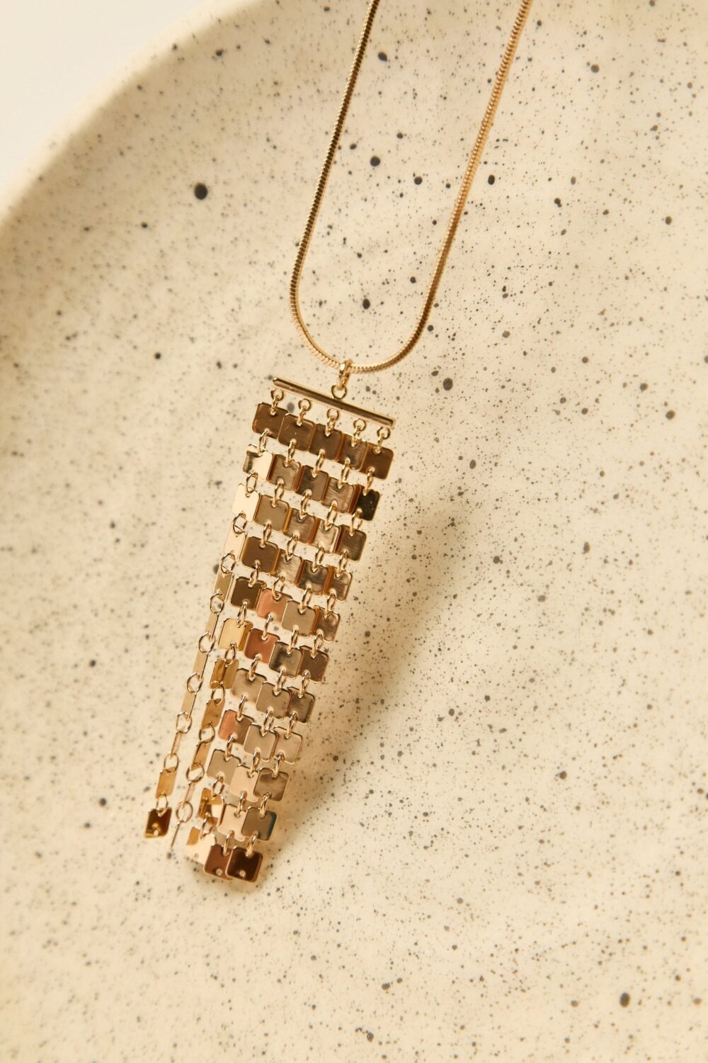 Collar colgante dorado rectangular