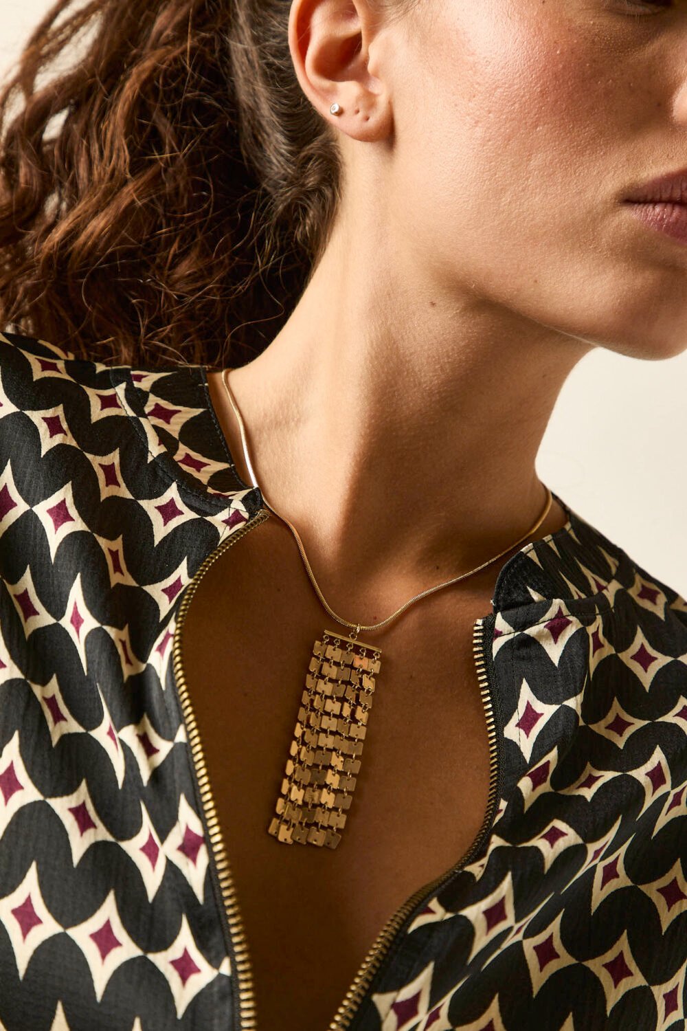 Collar colgante dorado rectangular