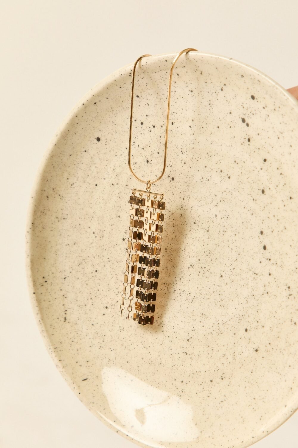 Collar colgante dorado rectangular