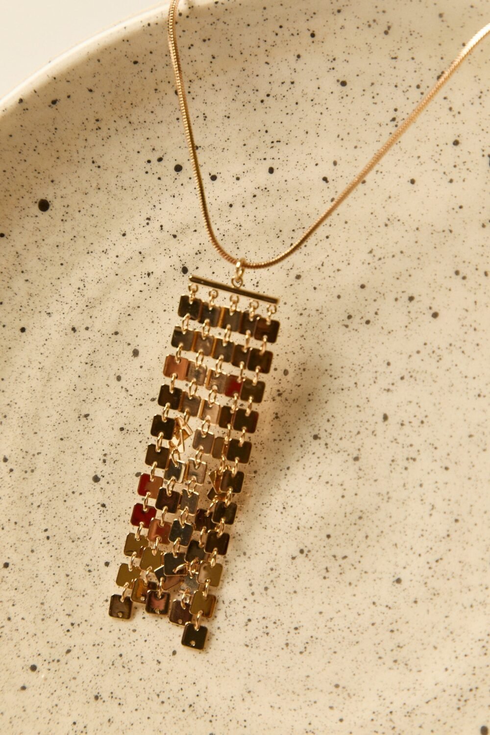 Collar colgante dorado rectangular