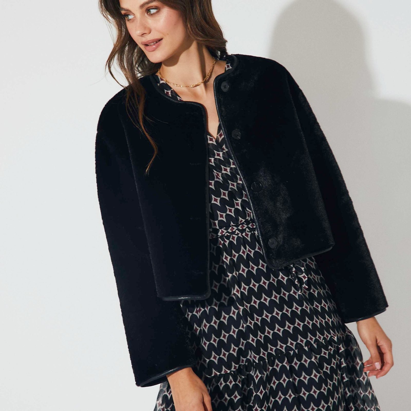 Abrigo-corto-pelo-negro-706LEIA600-2_a893a0e8-8626-4ed0-a185-6fabb555c3bb-1