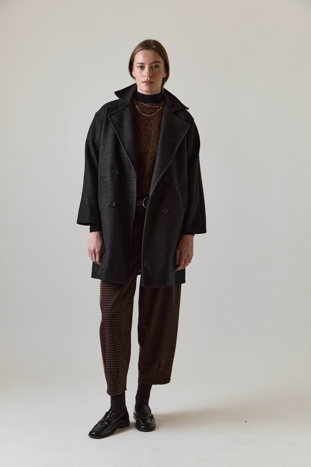 Abrigo-cruzado-gris-934604-1