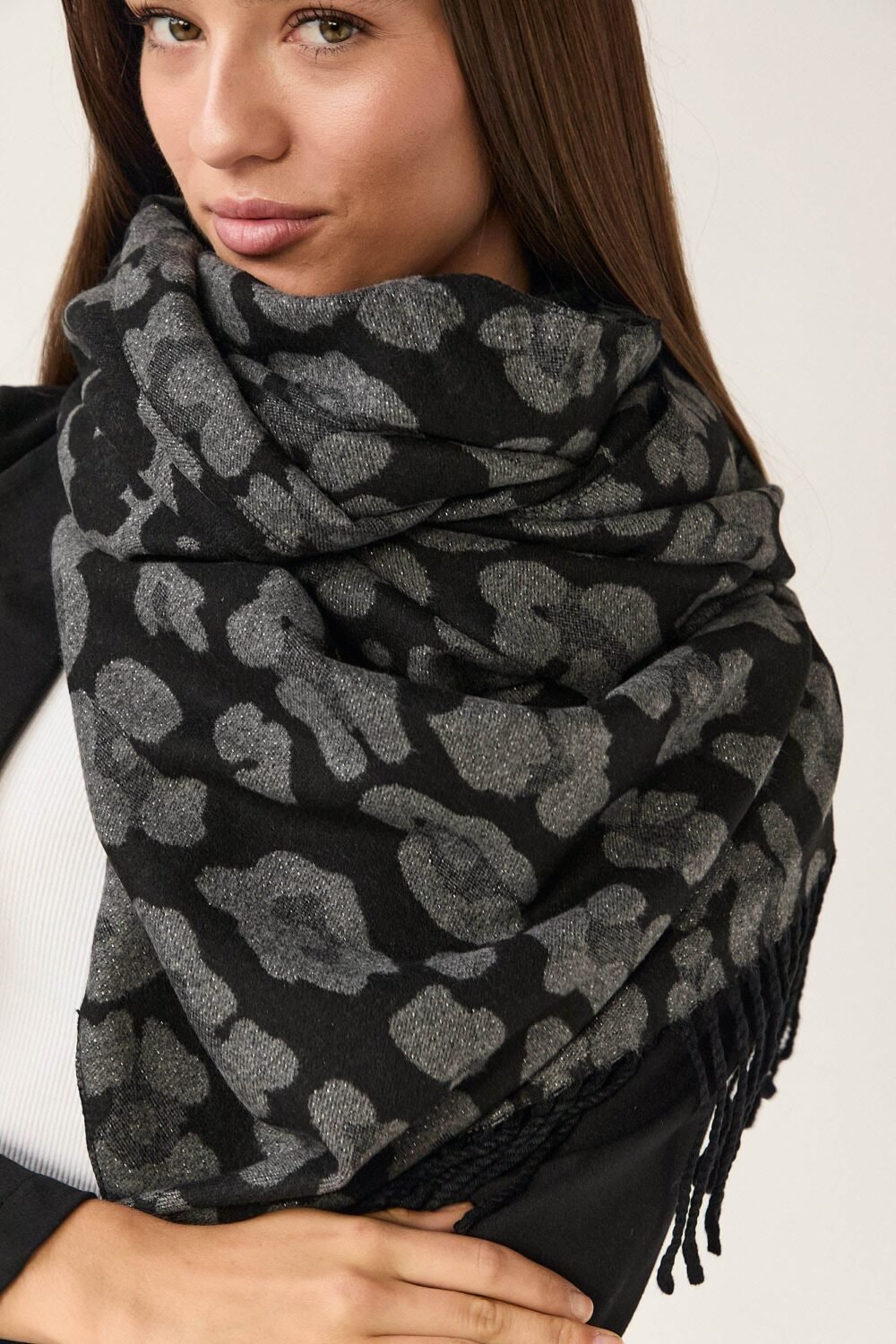 Bufanda animal print brillo gris