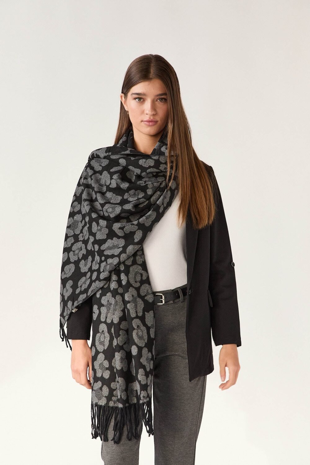 Bufanda animal print brillo gris