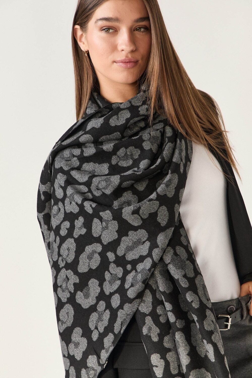 Bufanda animal print brillo gris