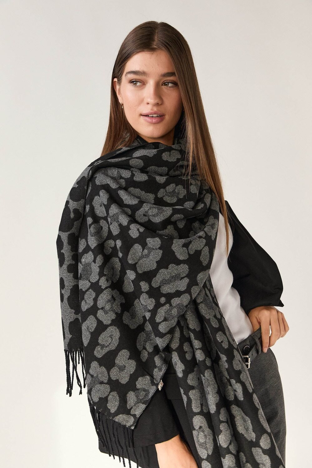 Bufanda animal print brillo gris