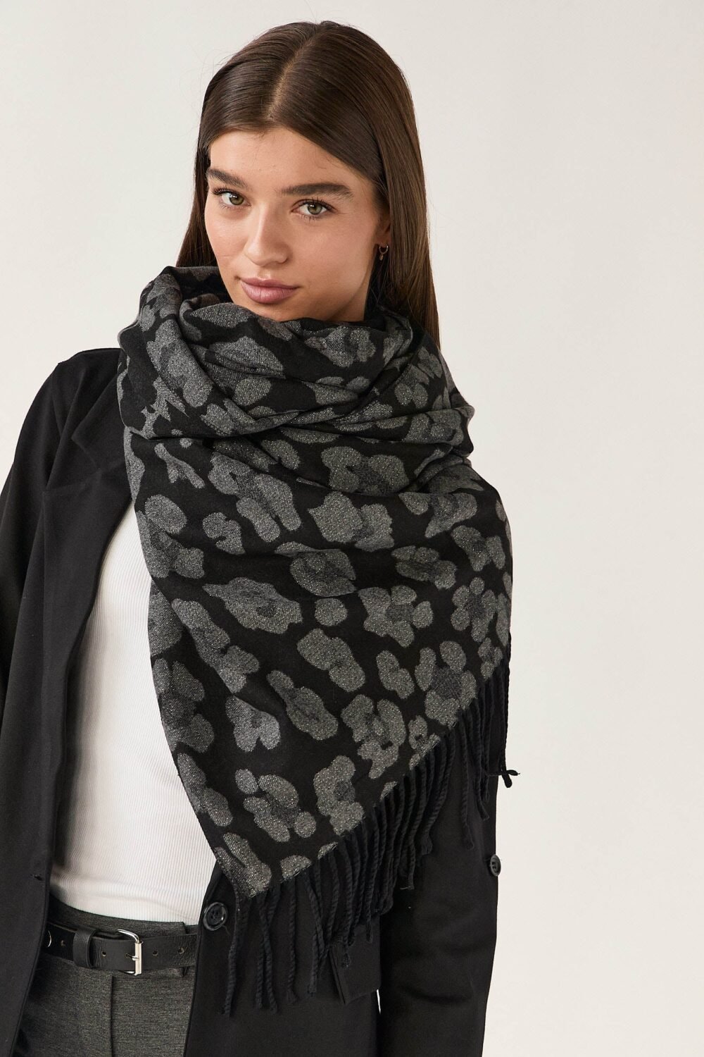 Bufanda animal print brillo gris