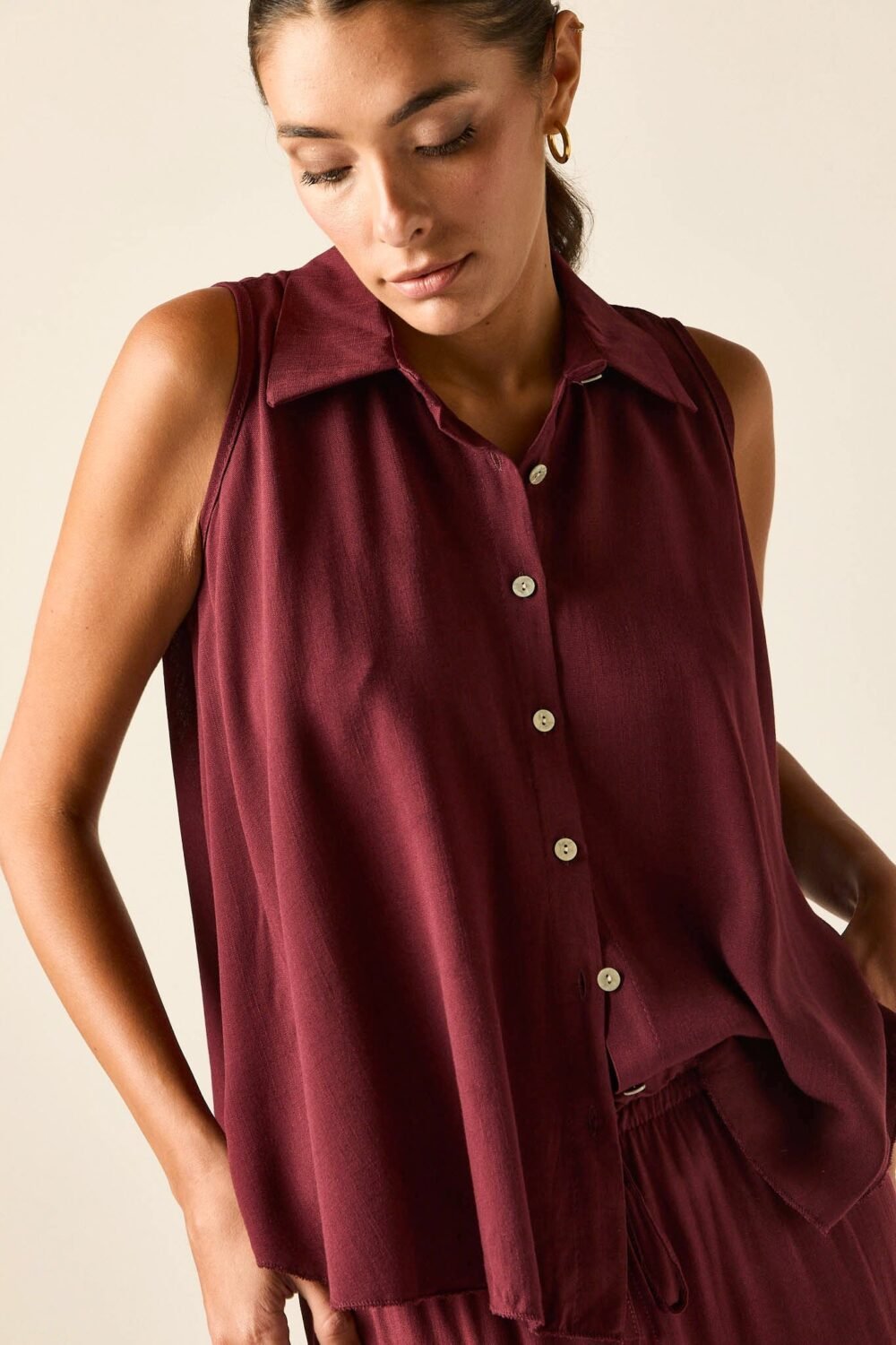 Blusa sin mangas burdeos