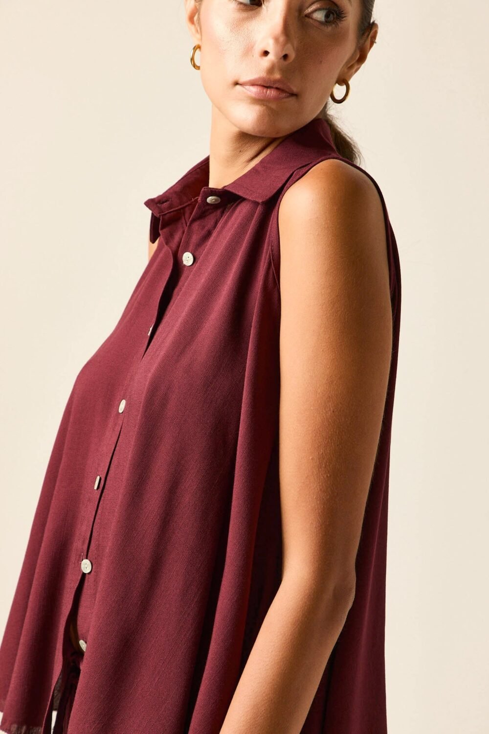 Blusa-sin-mangas-burdeos-089966083-_5