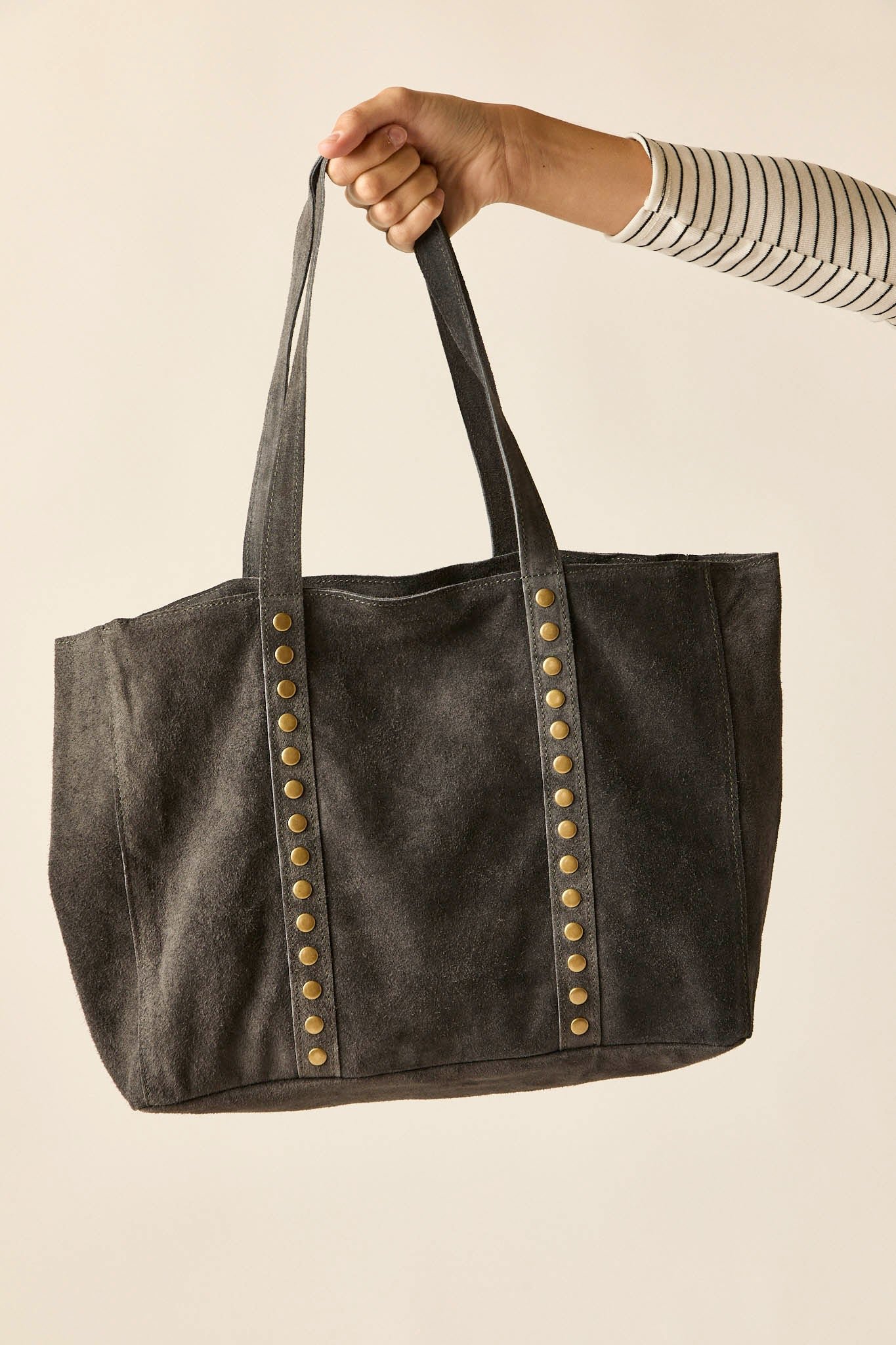 Bolso-ante-tachas-gris-021136005-3