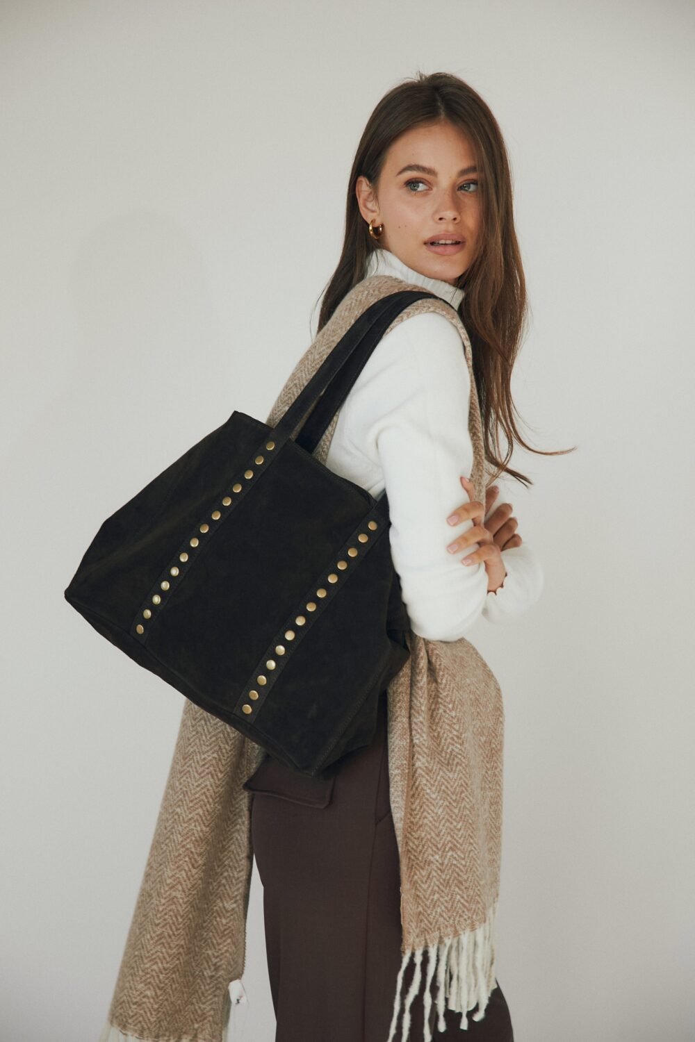 Bag ante tachas marrón