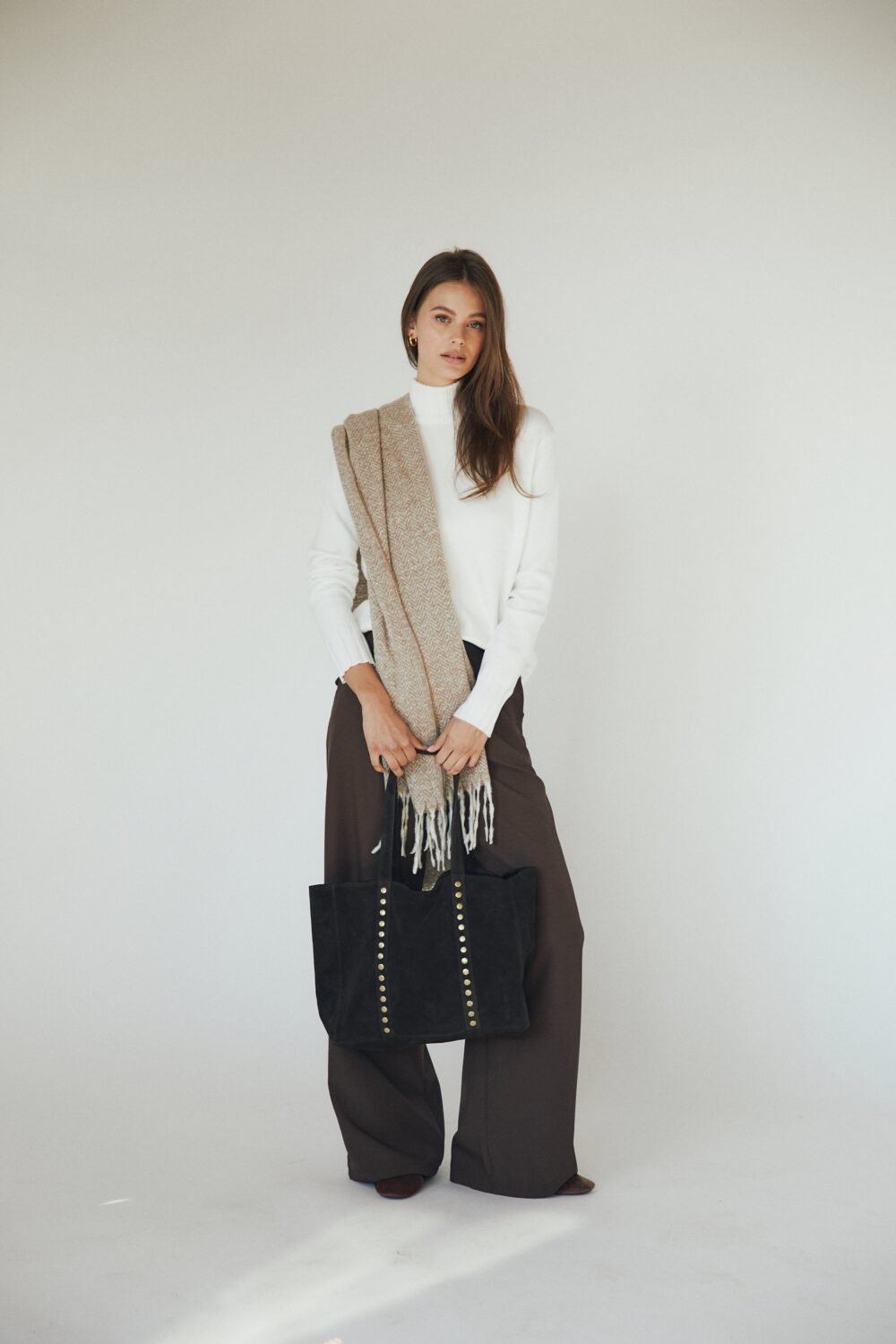 Bolso-ante-tachas-marron-021136104-5