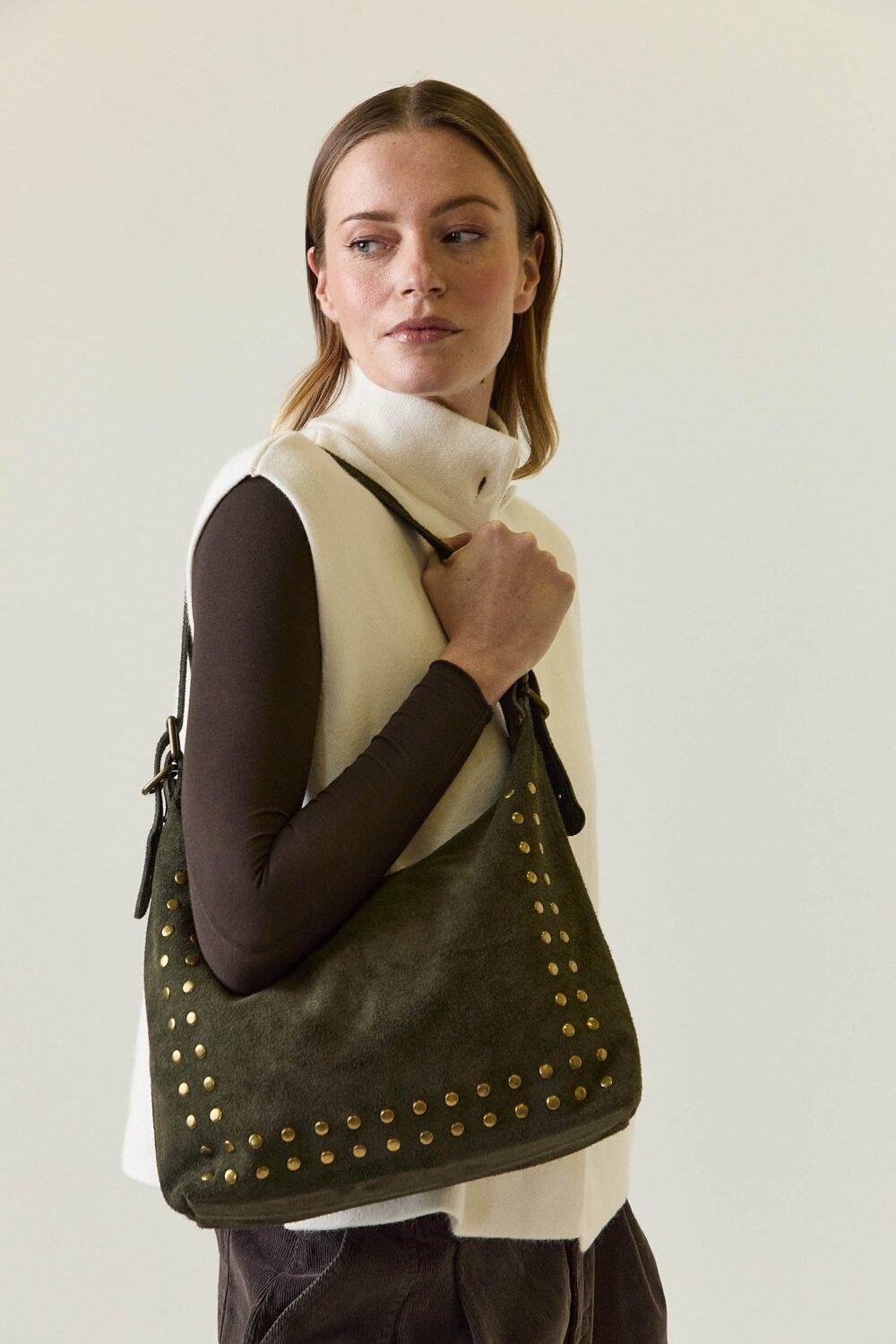 Bolso-ante-verde-tachas-025054050-4