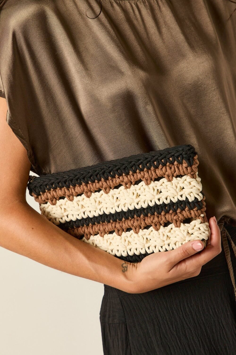 Bag de mano de crochet multicolor negro