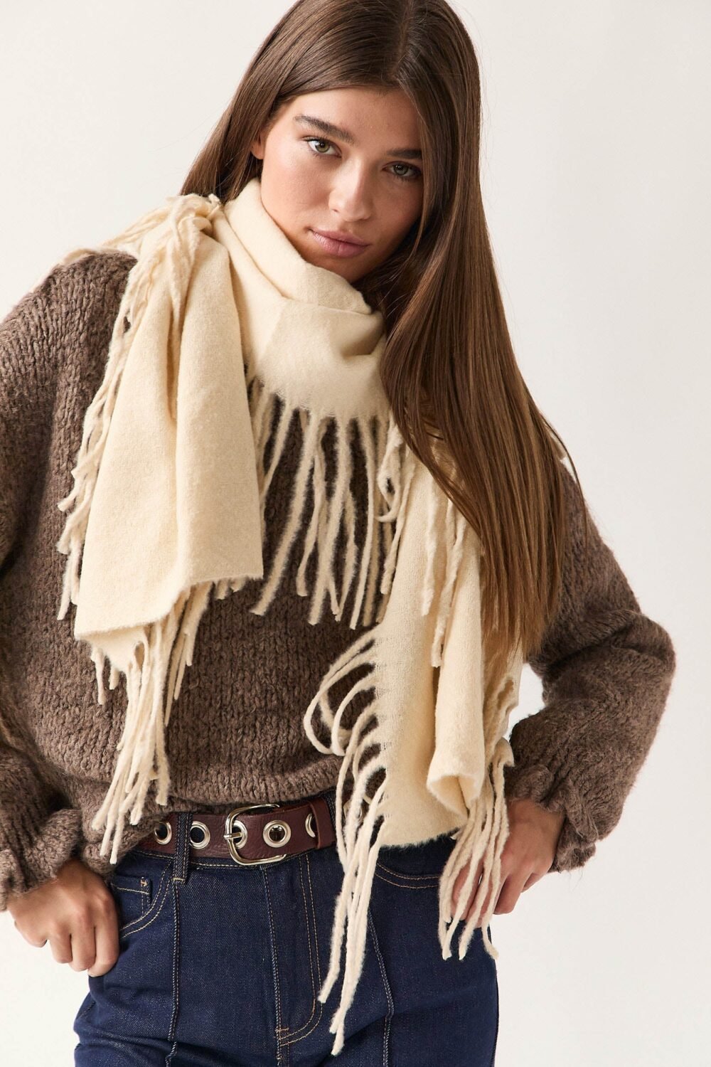 Bufanda-lisa-flecos-laterales-crema-BUFLLA001-2_eafcb0d6-1fe9-4ff5-bbd1-433f1a7298ee