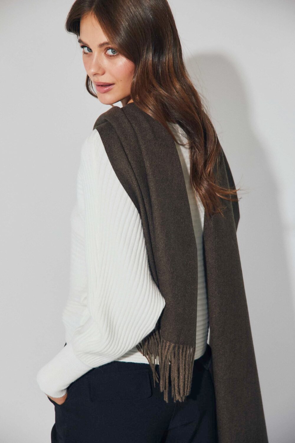 Bufanda lisa flecos marrón