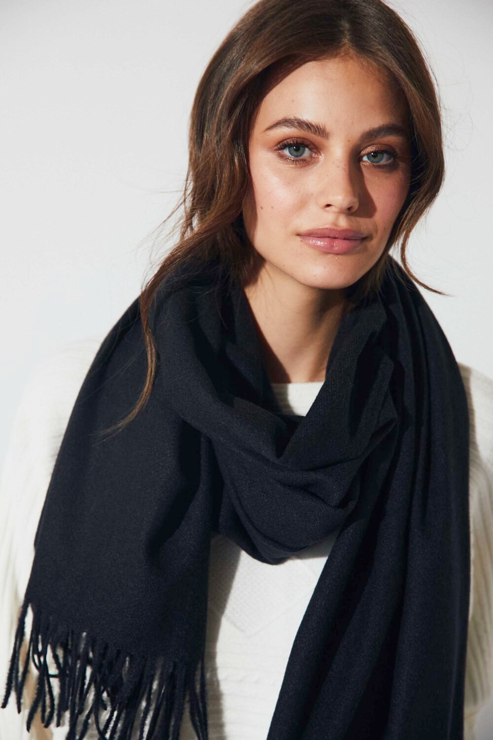 Bufanda lisa flecos negro