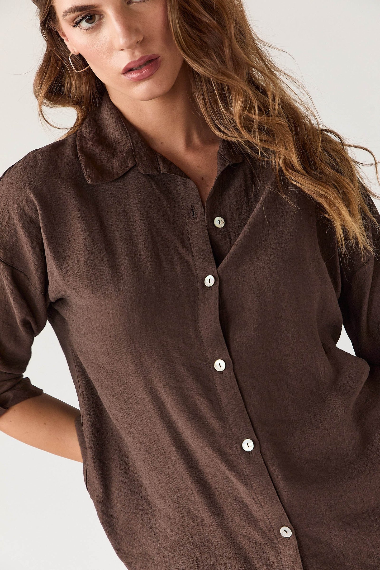 Camisa-lisa-marron-934432-4