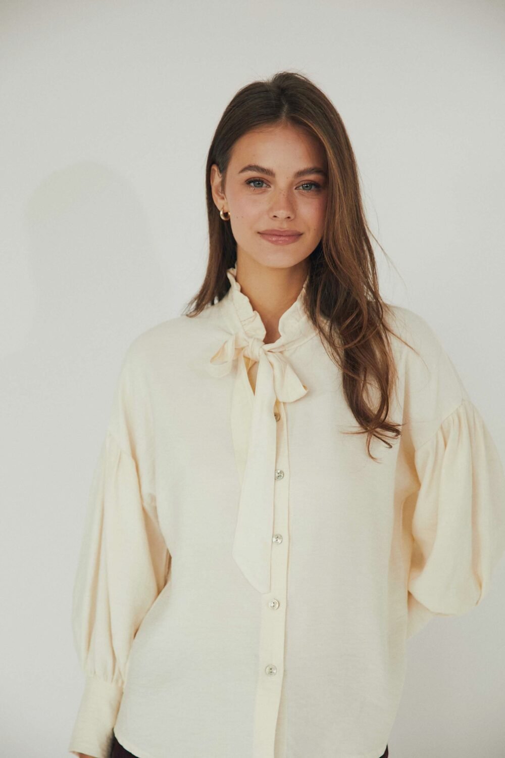 Camisa-manga-abullonada-lazo-crema-934392-2