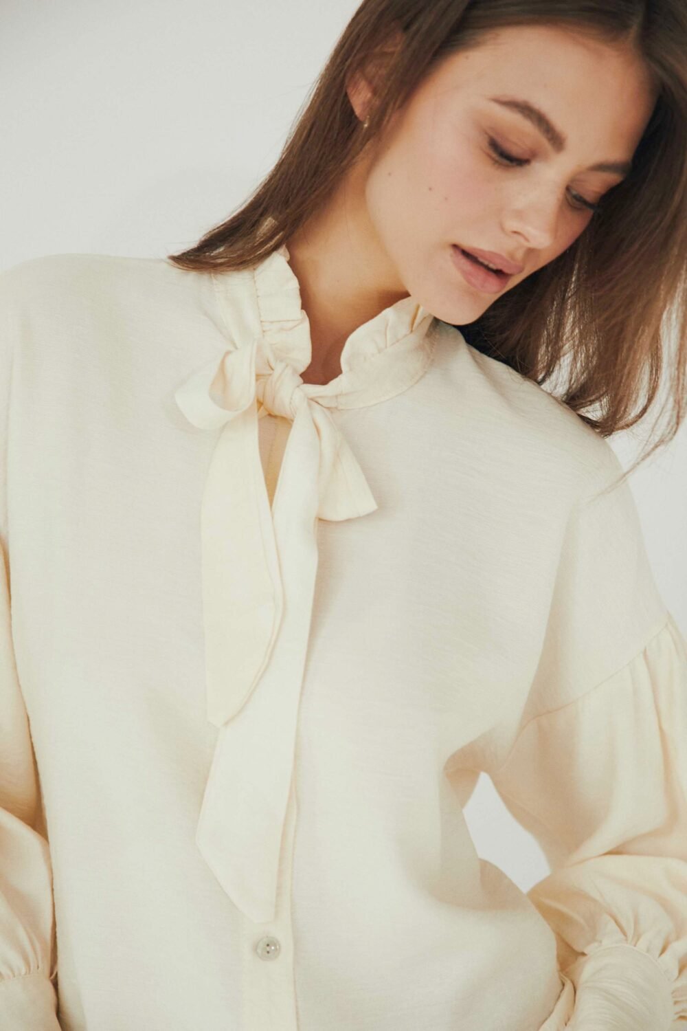 Camisa lazo lisa crema