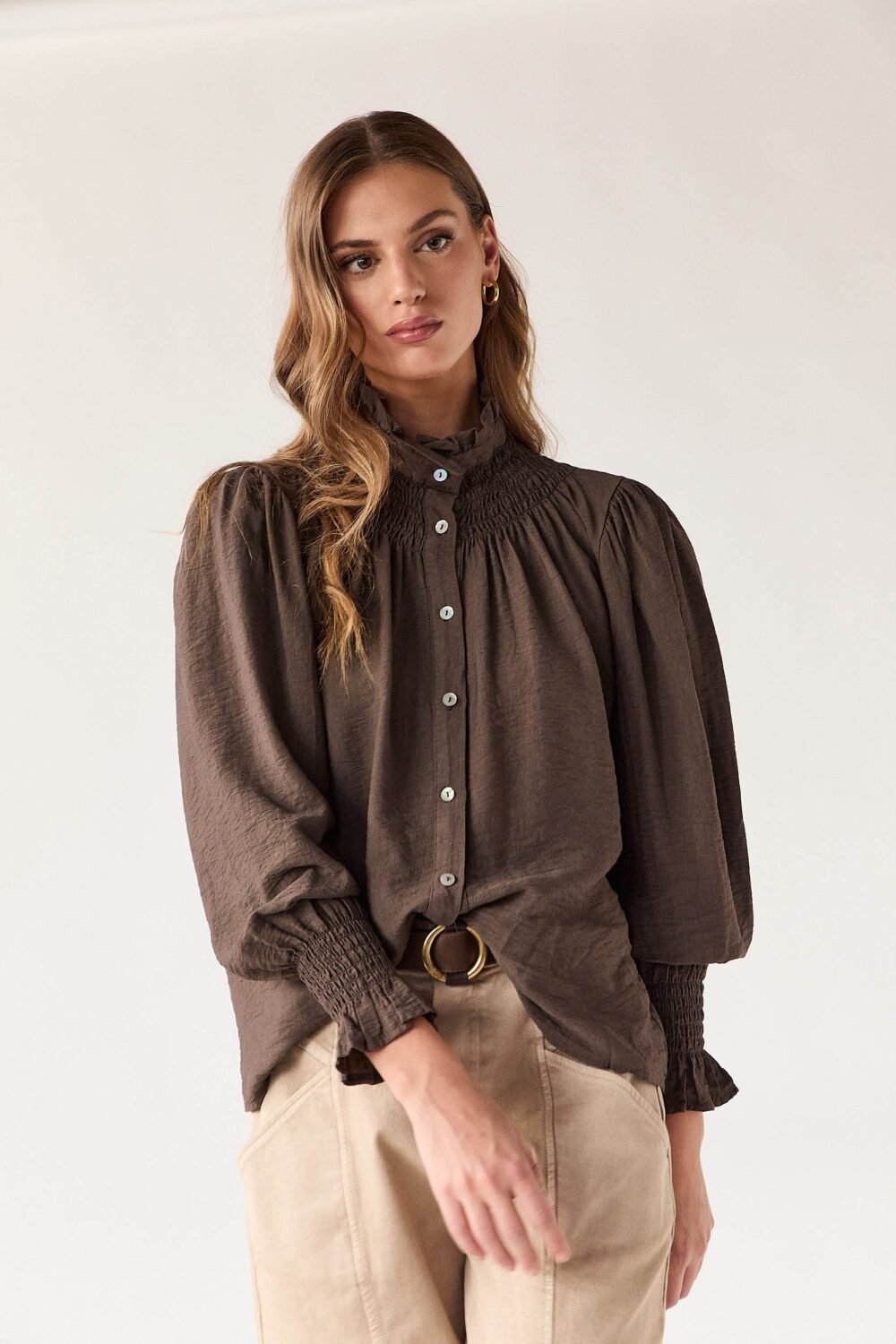 Camisa fruncida cuello alto Marrón