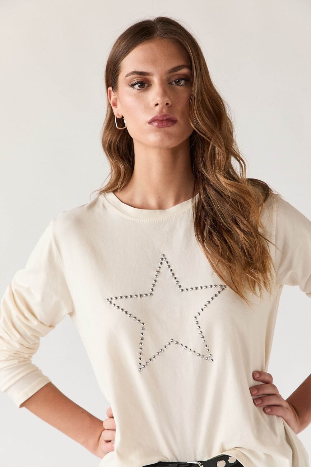 Camiseta estrella tachas manga larga crudo