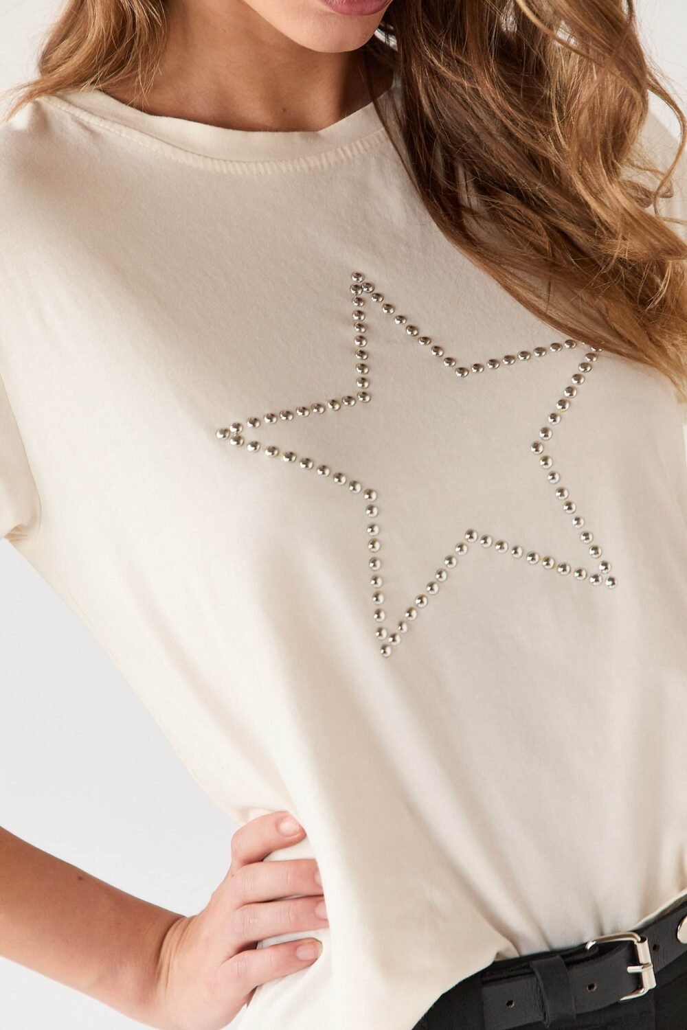 Camiseta estrella tachas manga larga crudo