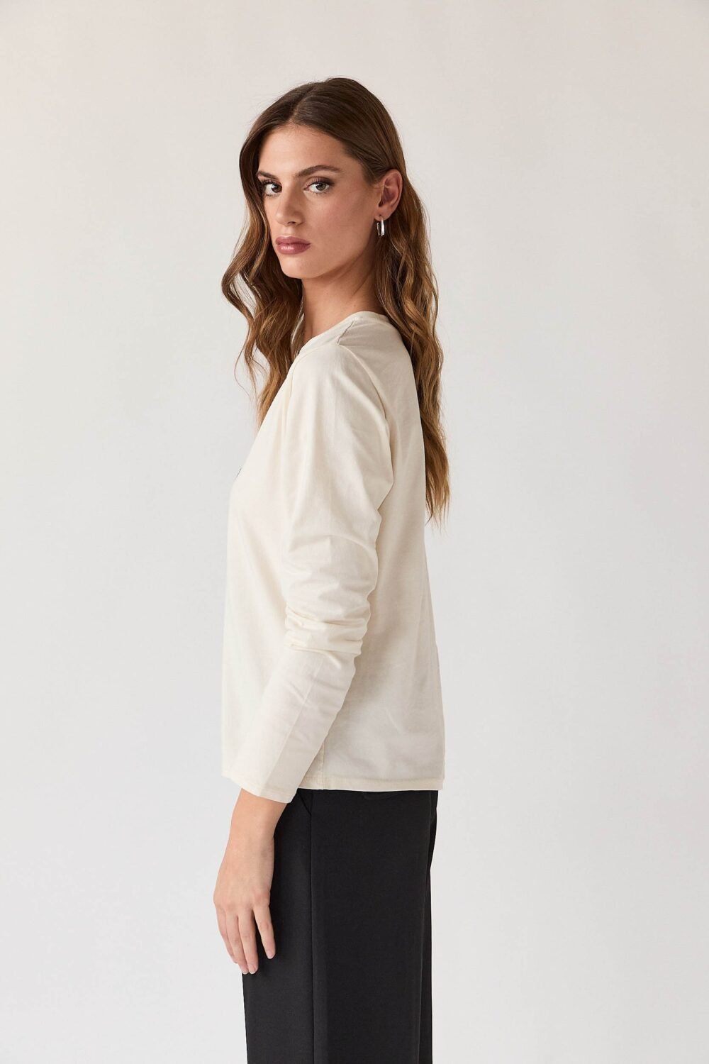 Camiseta estrella tachas manga larga crudo