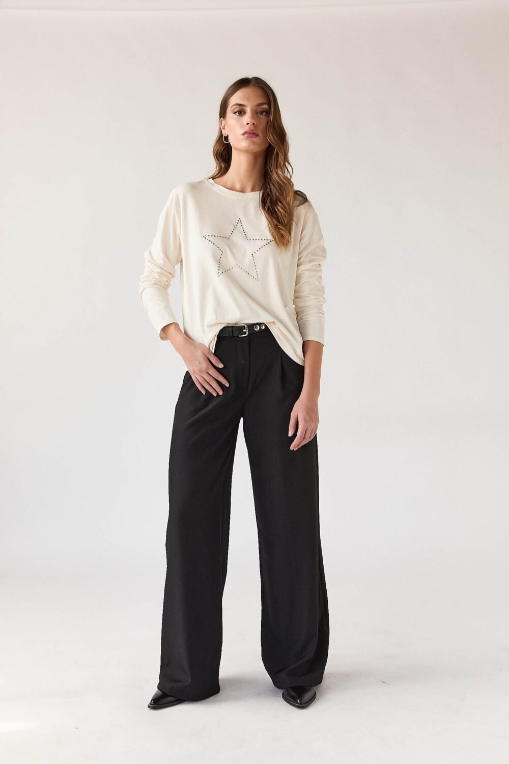 Camiseta estrella tachas manga larga crudo