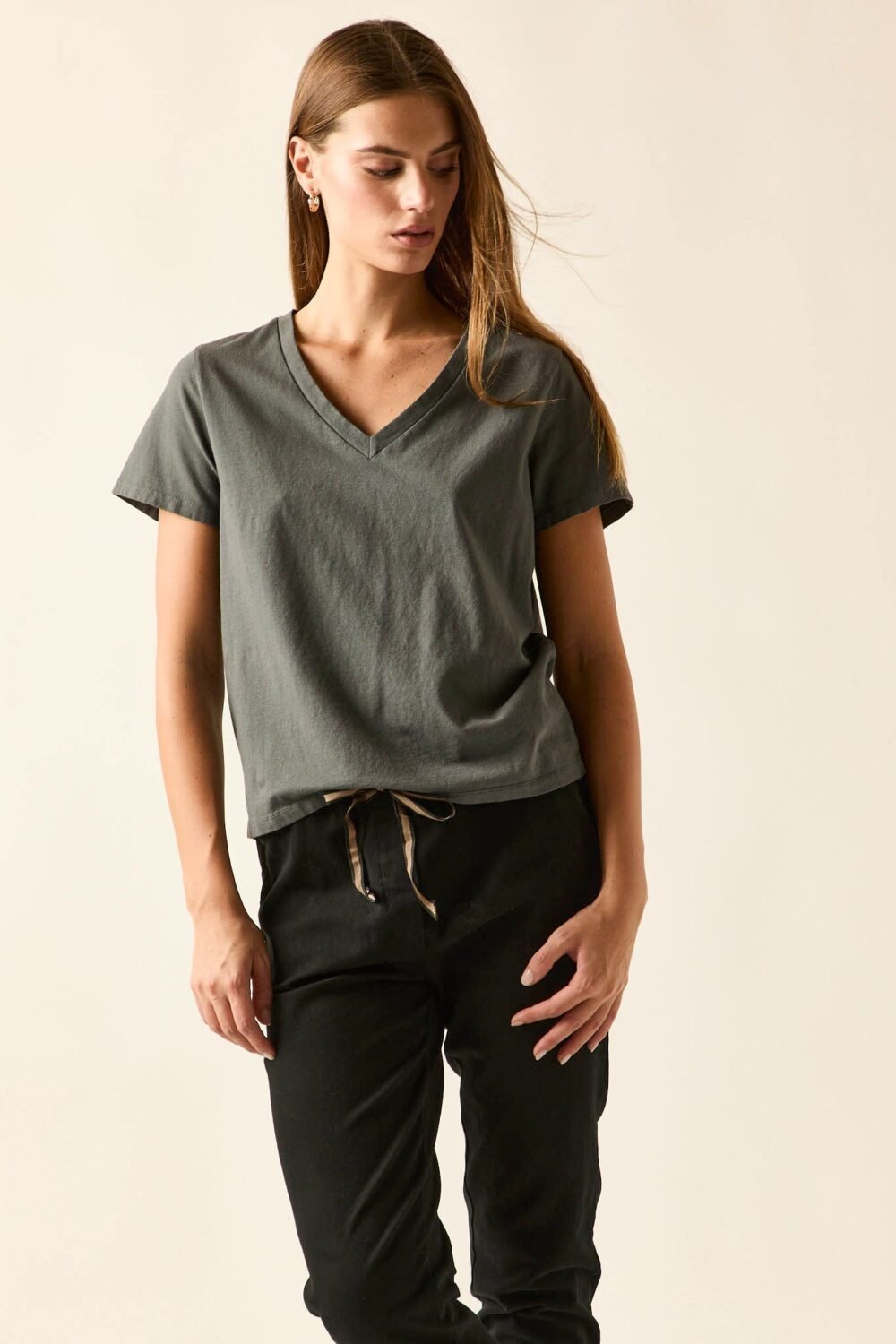 Camiseta-gris-manga-corta-0823021005-0