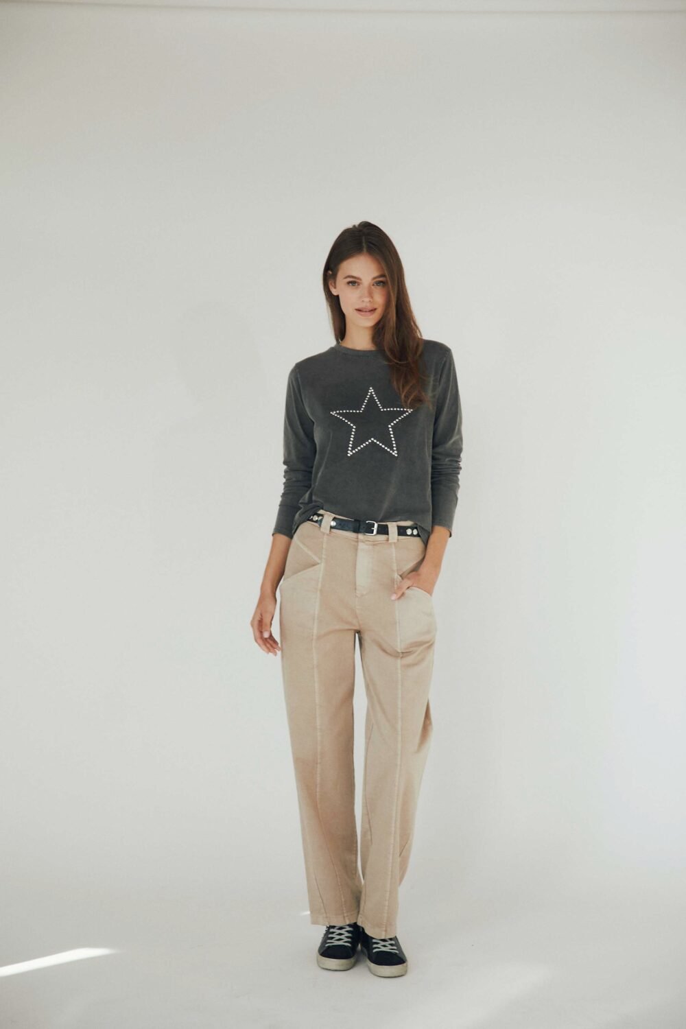 Camiseta estrella tachas manga larga gris