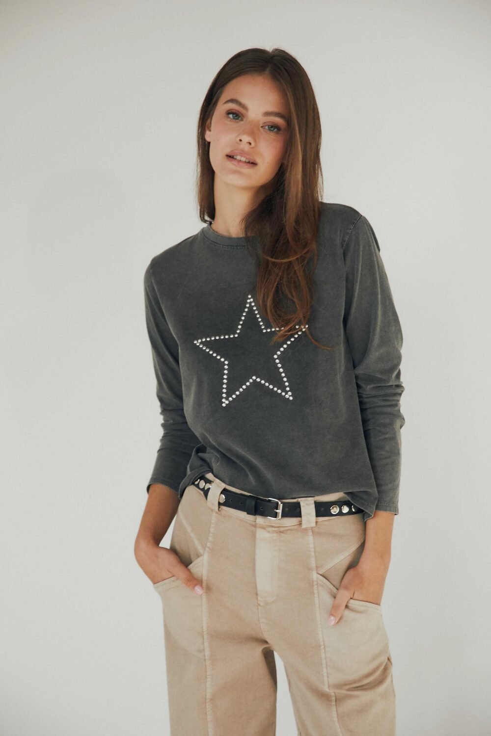 Camiseta estrella tachas manga larga gris
