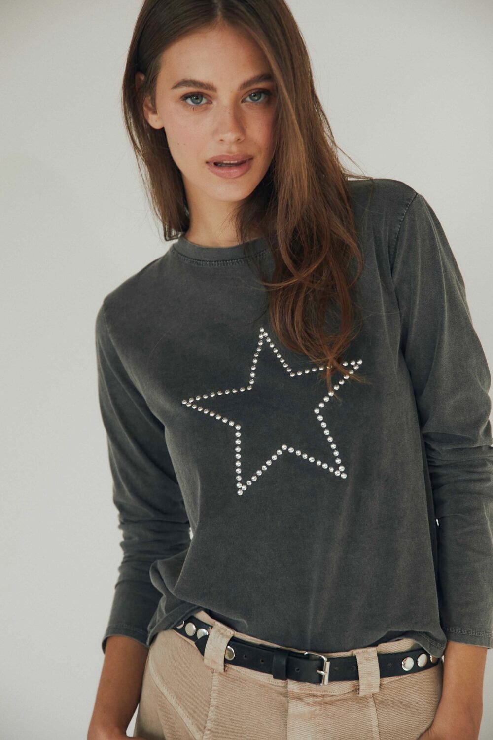 Camiseta estrella tachas manga larga gris