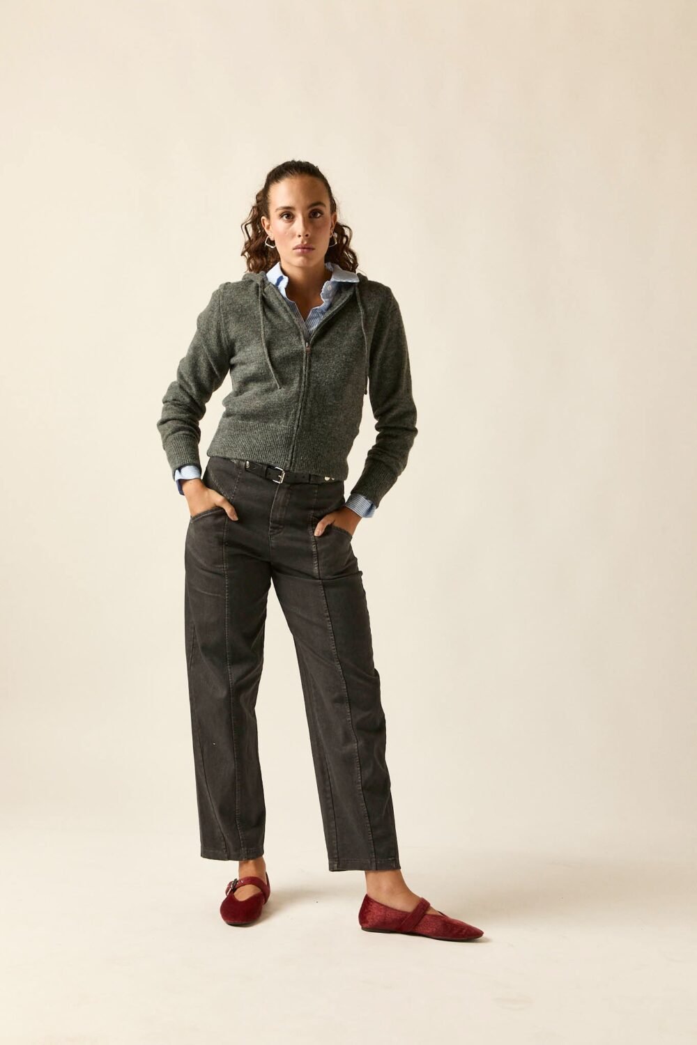 Cardigan-punto-cremallera-capucha-gris-642ELMO008-2