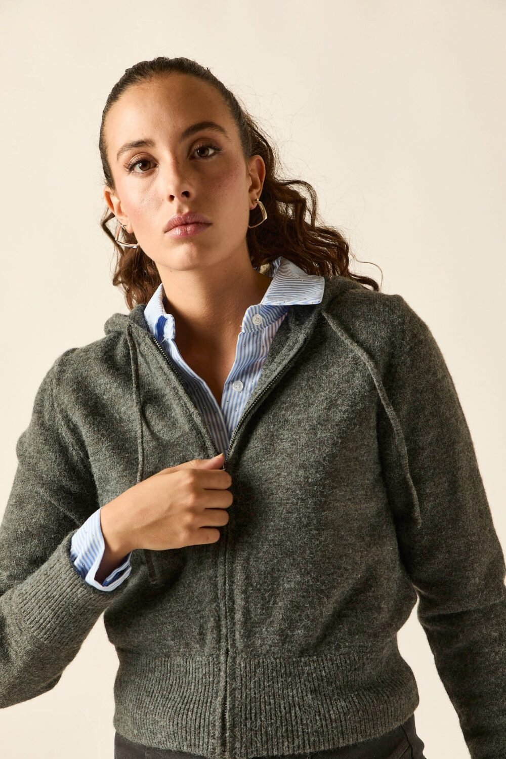 Cardigan punto cremallera capucha gris