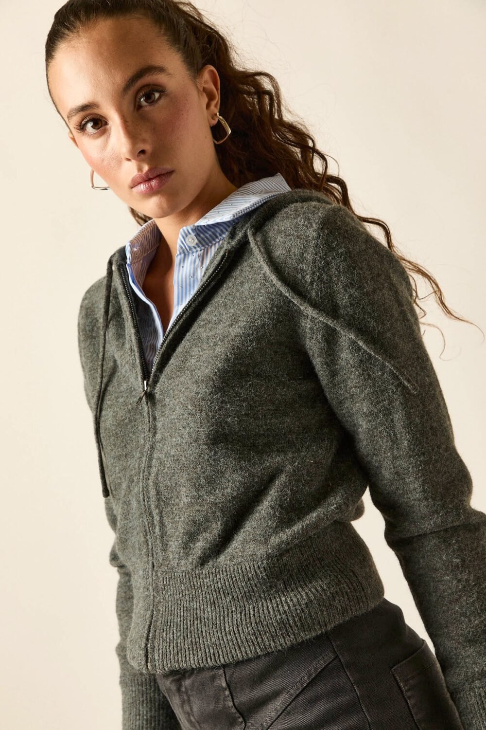 Cardigan punto cremallera capucha gris