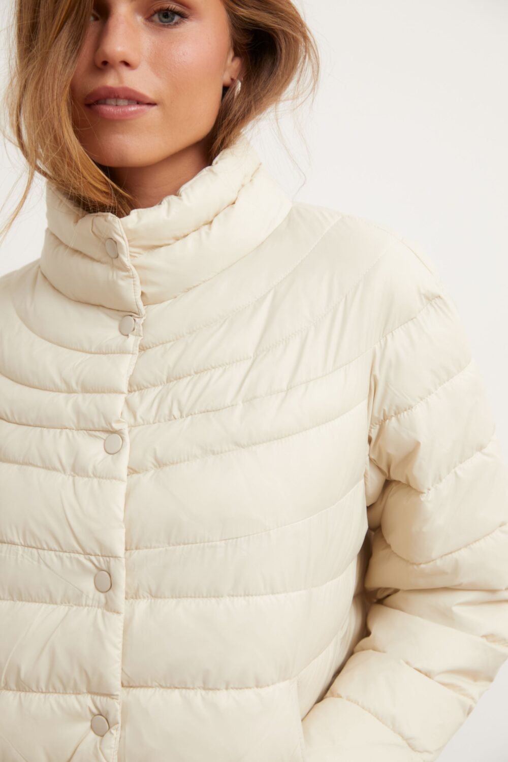 Cazadora plumas beige