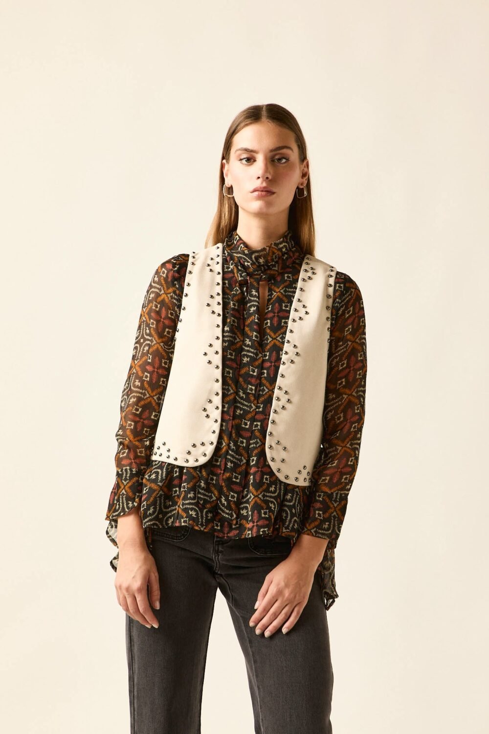 Vest efecto ante beige con tachas